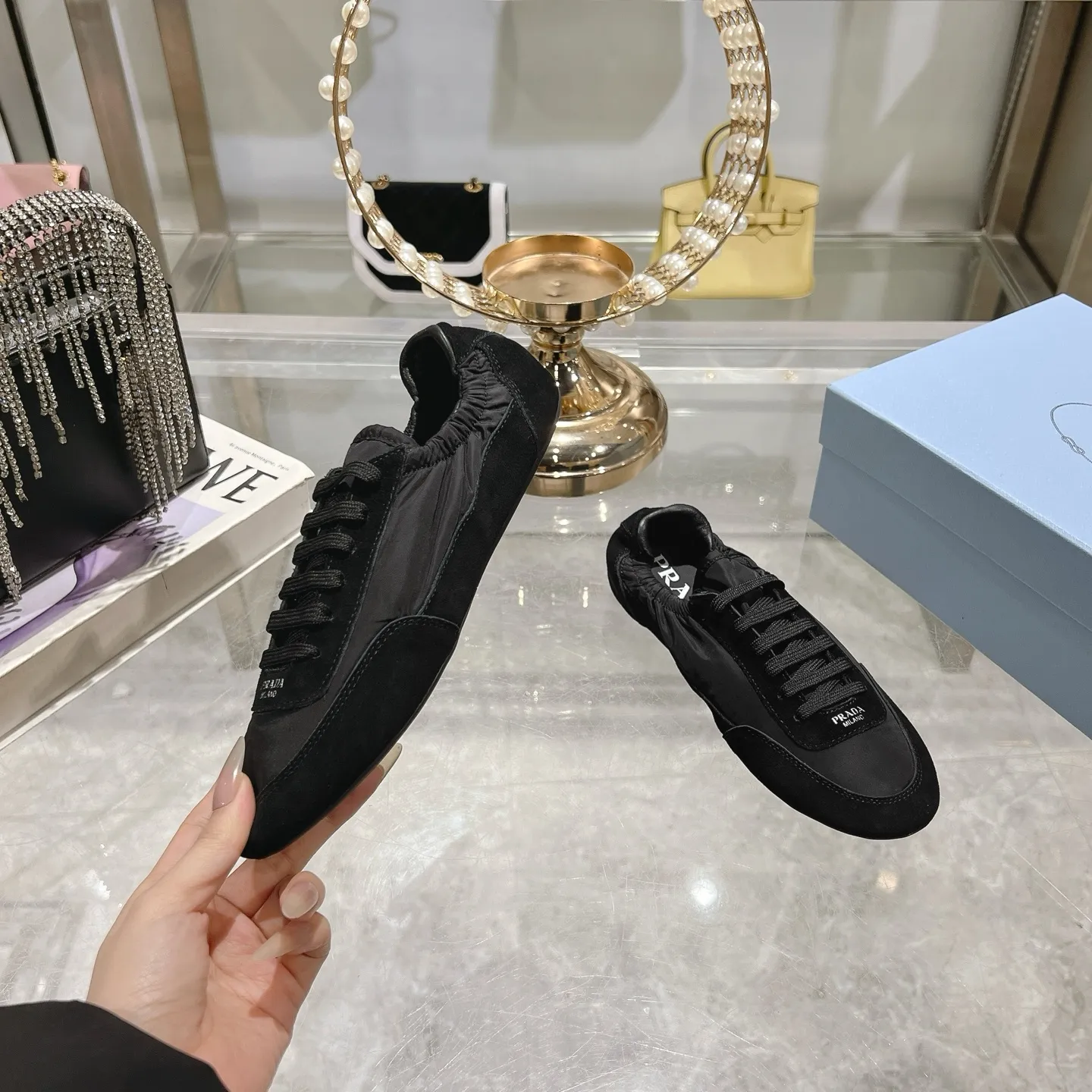 👟👟Ex-factory price 520👟👟Men's size +10 Couple style🎆Prada's new moral training shoes. The upper is suede with texture, and the inner sheepskin is wrapped. It is soft and waxy🎆The insole is thickened with lambskin. It is extremely comfortable to step on, has a sense of support, and feels well wrapped. The shoe shape is full of wrapping, light and easy to wear. A practical casual shoe that makes your legs appear taller! White is clean and refreshing, needed all year round, and can be easily worn with skirts and pants. Upper: imported suede/original molded fabric. Lining: sheepskin. Outsole: rubber outsole! Code number: 35-41 Color: burgundy blue brown green dark green yellow black red gray 9 colors available